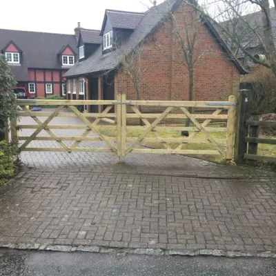 5 Bar Driveway Gates – Woolstone Milton Keynes